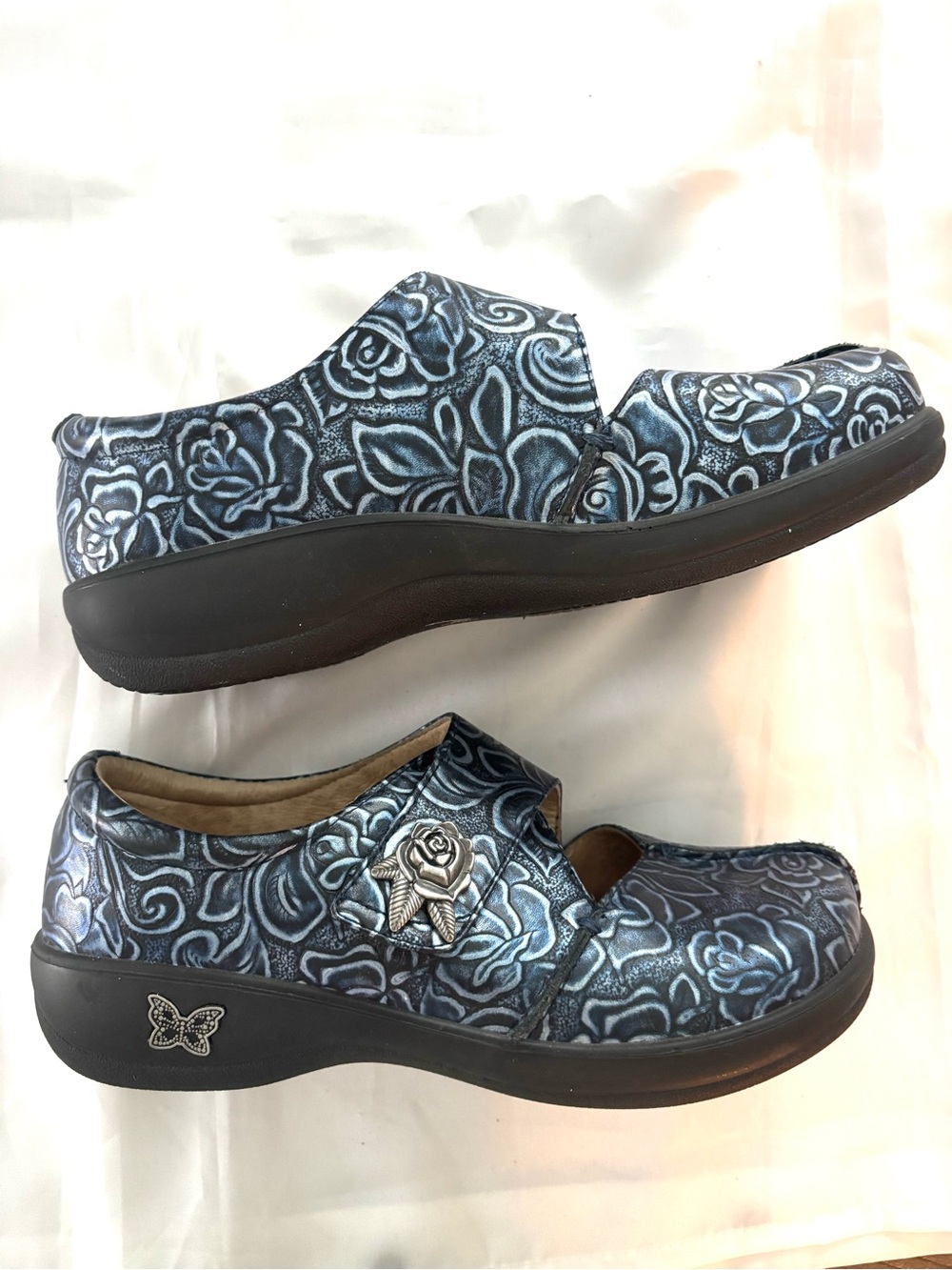 Alegria Blue Katilyn Clog Rose Embossed Leather Rose Metal Detail SZ 8.5 Worn 1X